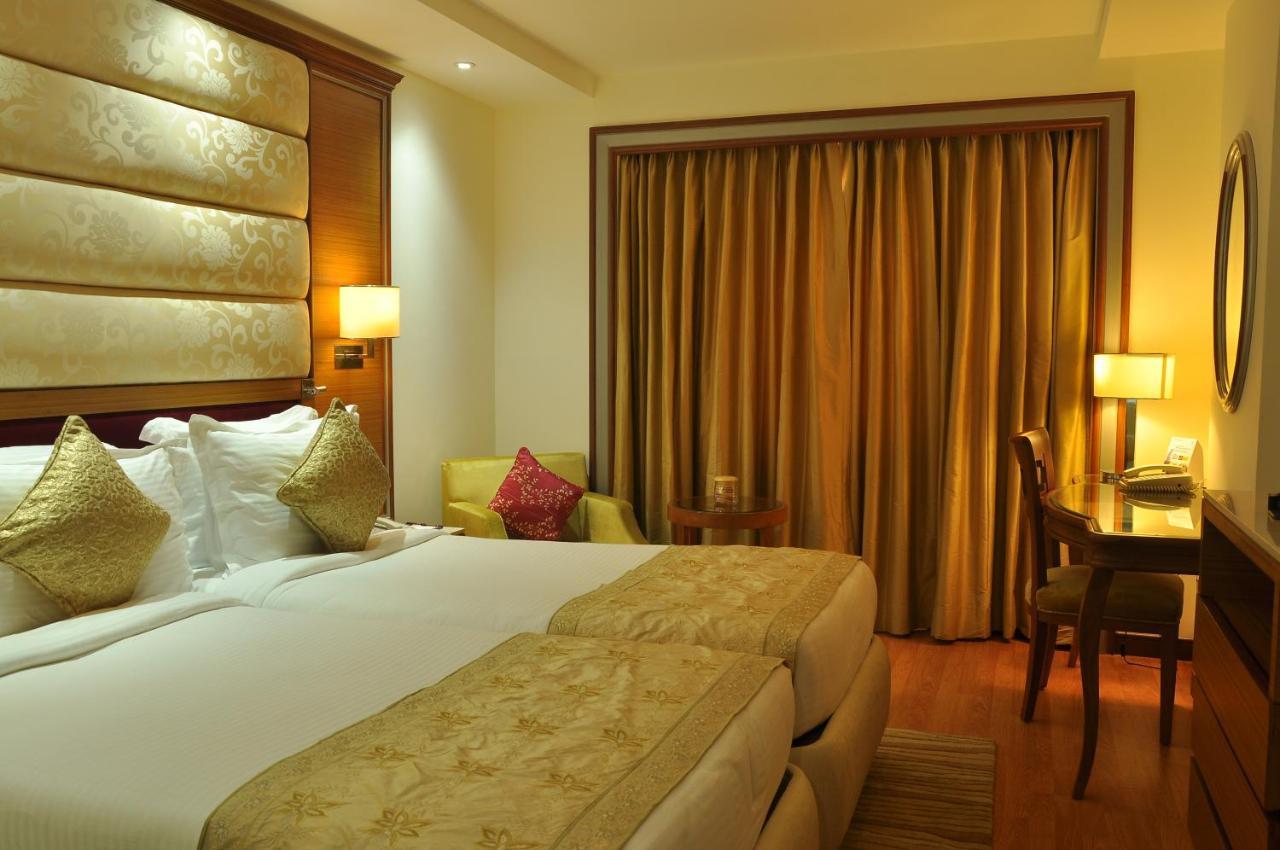 De Sovrani Hotel Kolkata Bagian luar foto