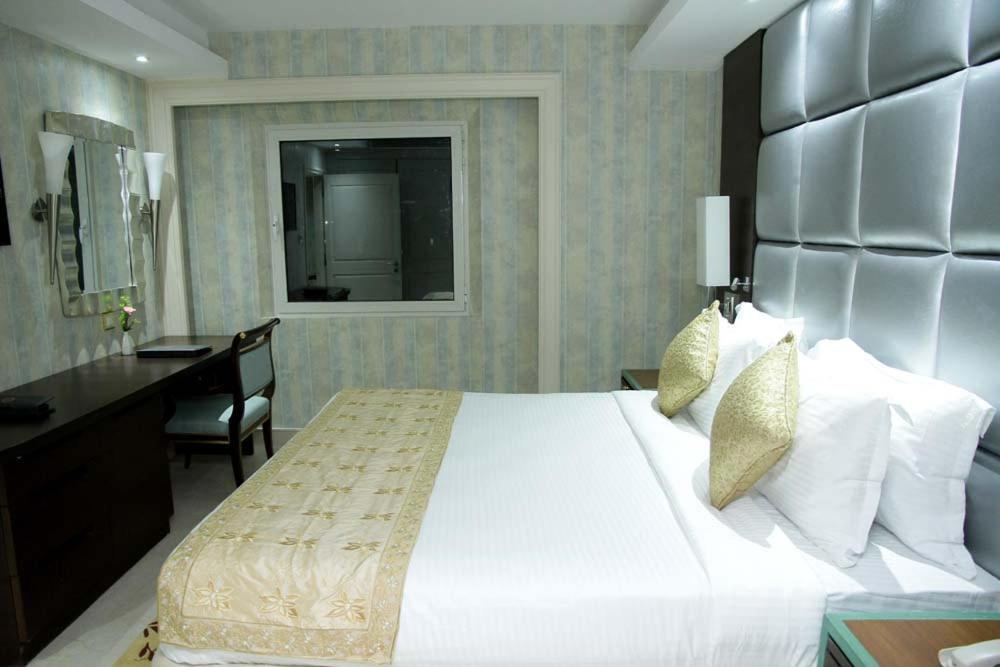 De Sovrani Hotel Kolkata Bagian luar foto