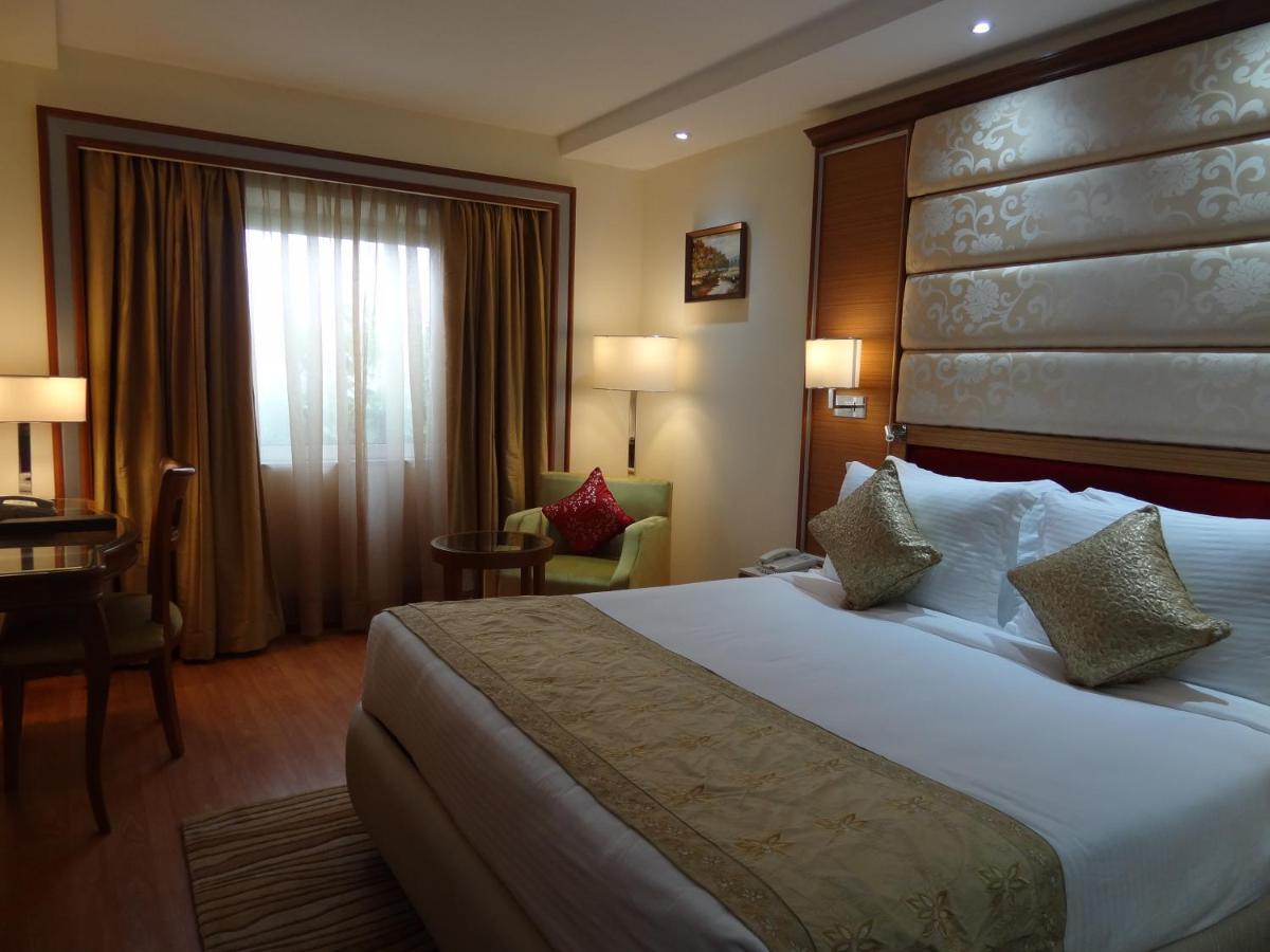 De Sovrani Hotel Kolkata Bagian luar foto