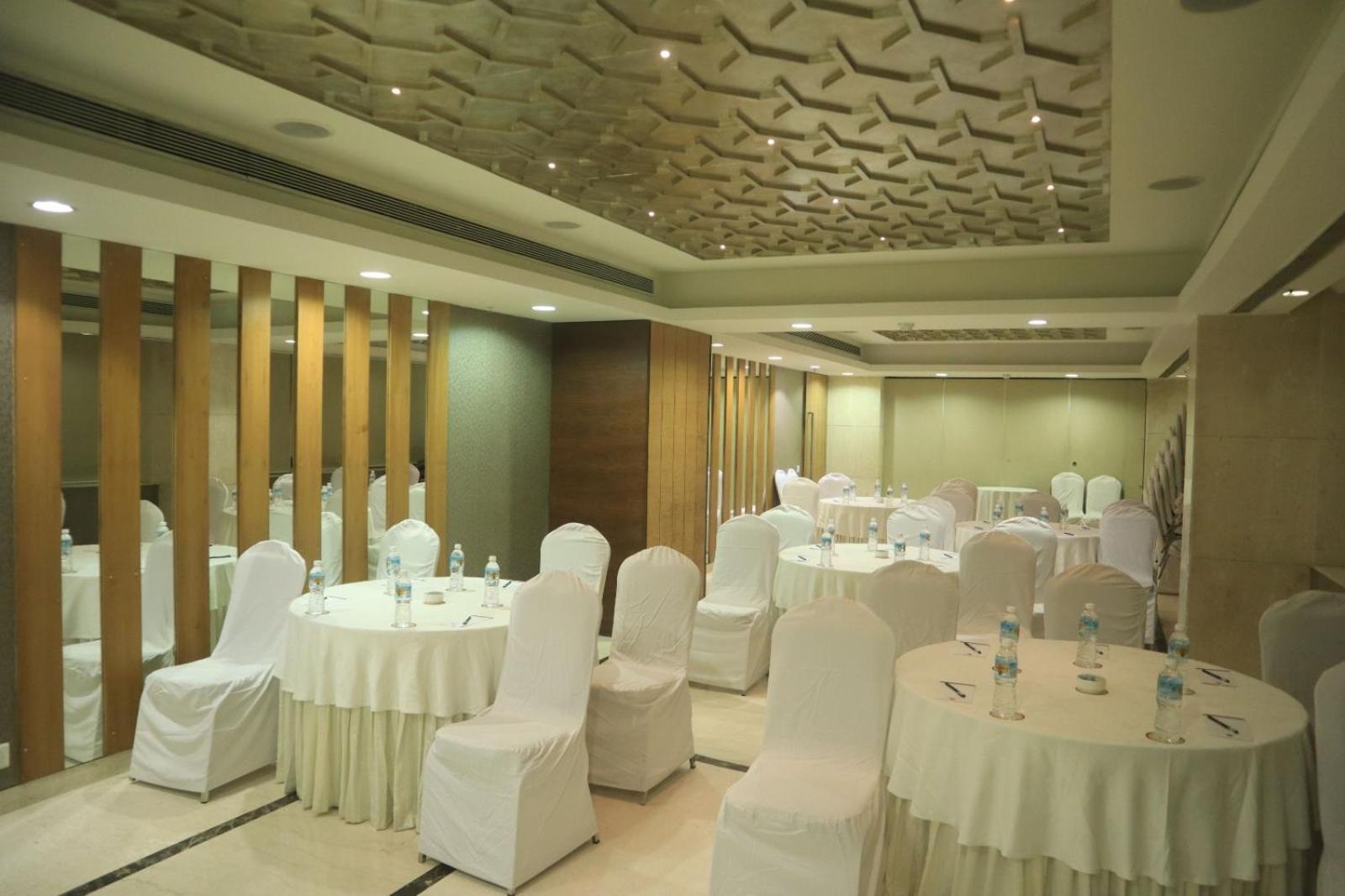 De Sovrani Hotel Kolkata Bagian luar foto