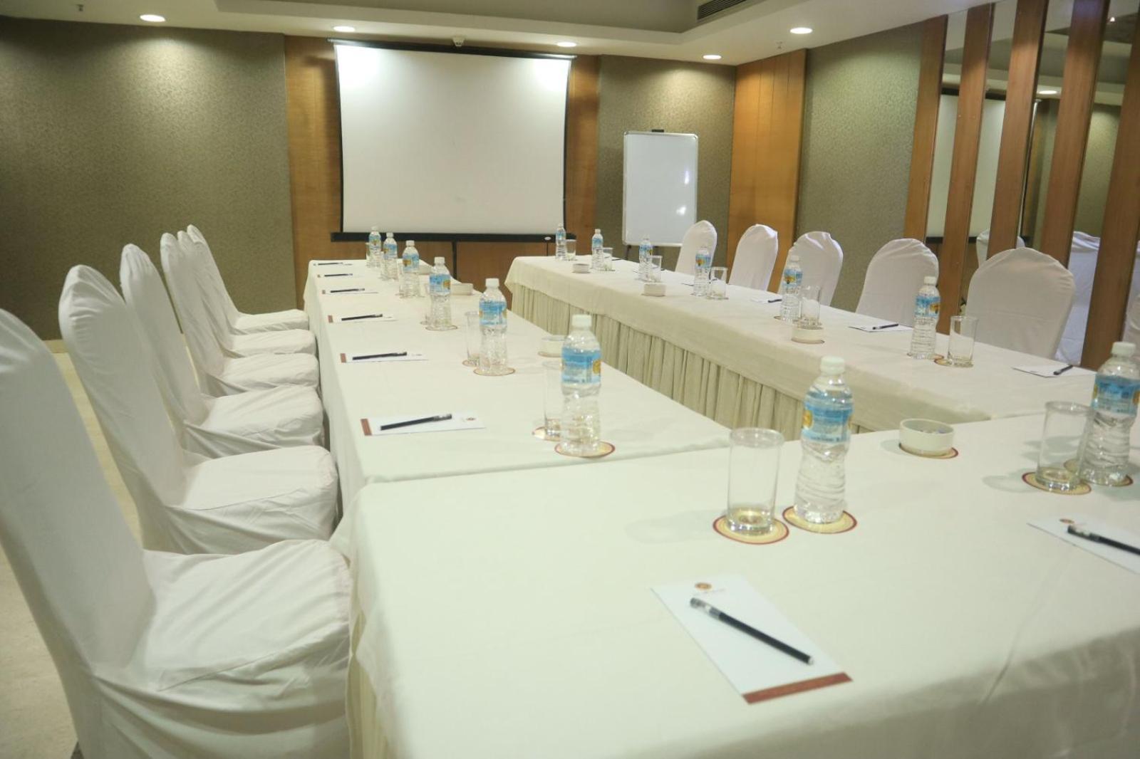 De Sovrani Hotel Kolkata Bagian luar foto