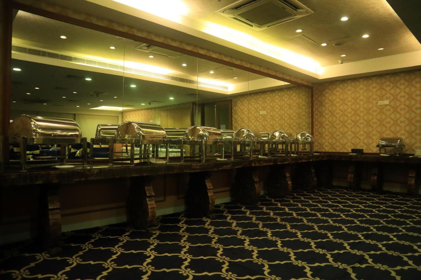 De Sovrani Hotel Kolkata Bagian luar foto