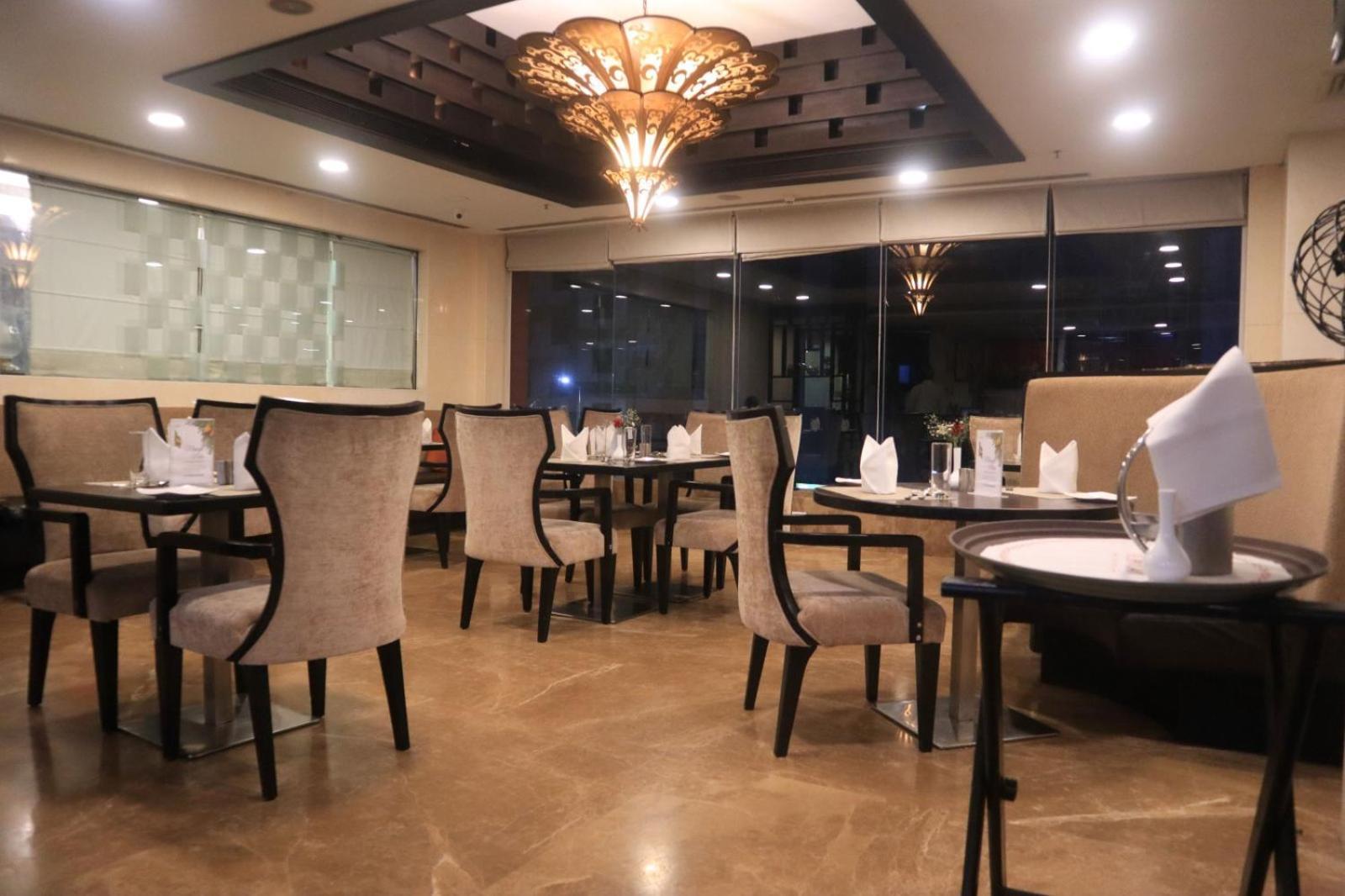 De Sovrani Hotel Kolkata Bagian luar foto