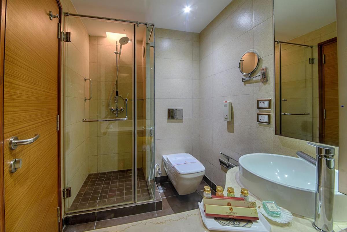 De Sovrani Hotel Kolkata Bagian luar foto