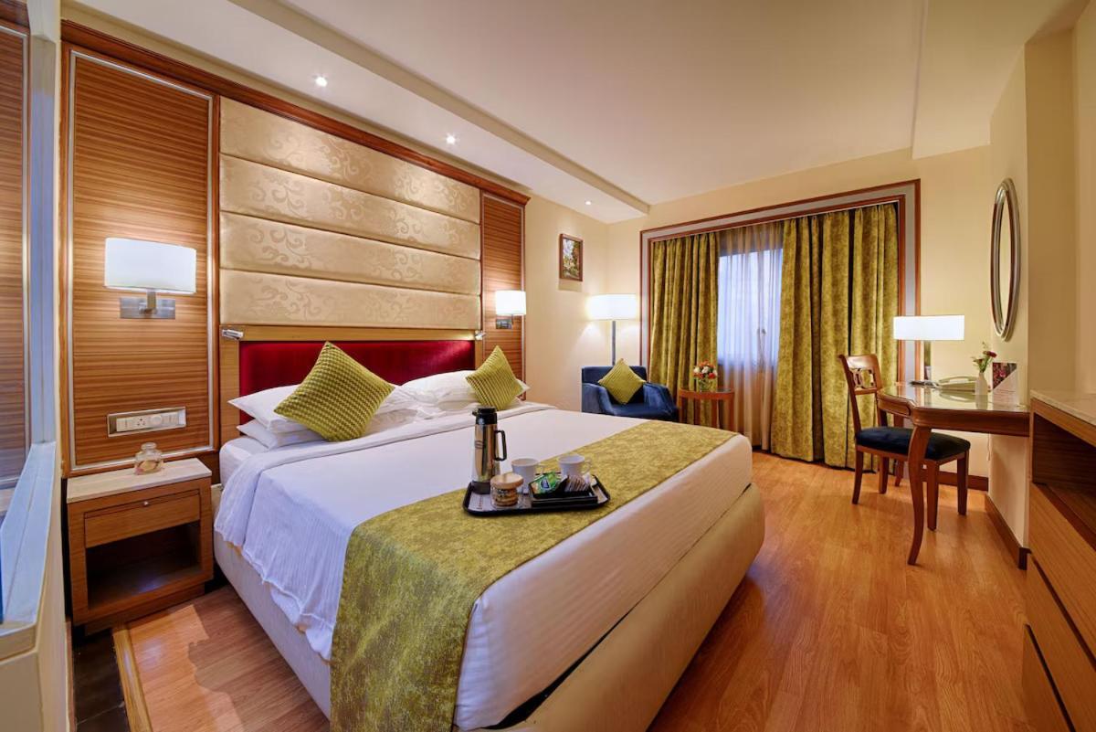 De Sovrani Hotel Kolkata Bagian luar foto