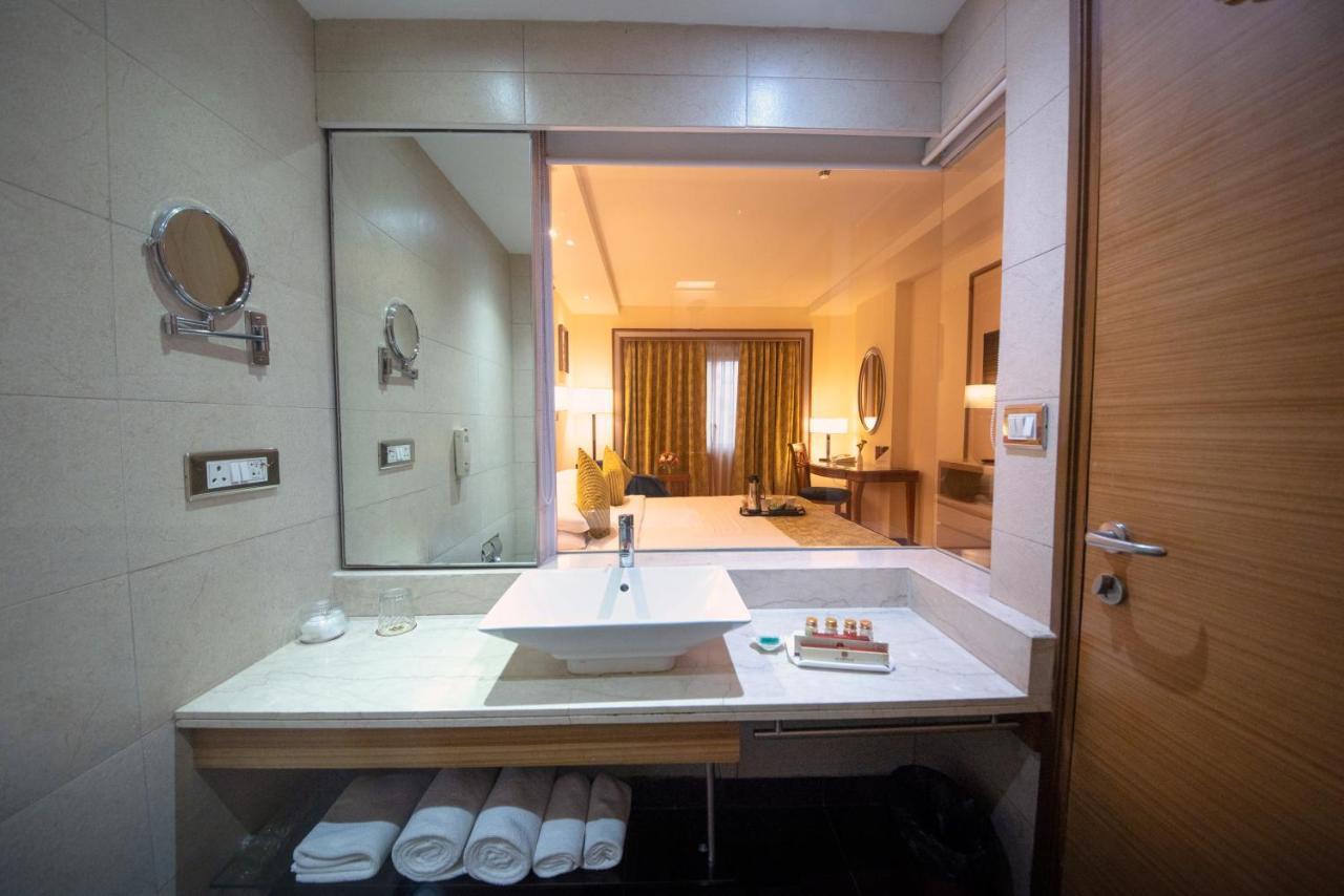De Sovrani Hotel Kolkata Bagian luar foto